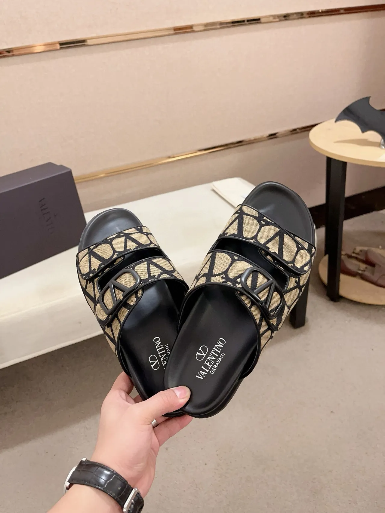 Valentino VLogo سلايد بيج مونوغرام حزام أسود نعال 5