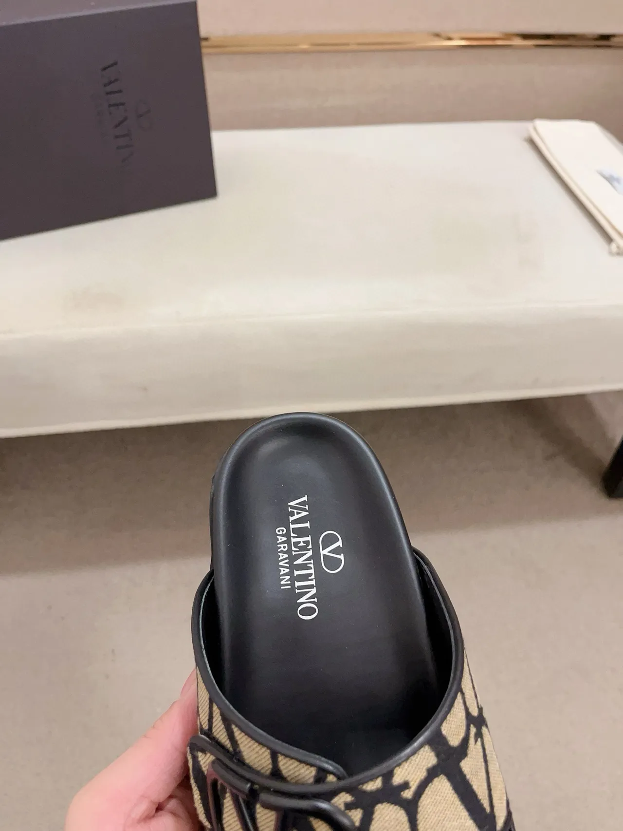 Valentino VLogo سلايد بيج مونوغرام حزام أسود نعال 6