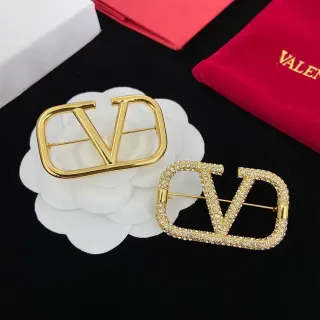 वैलेंटिनो VLTN लॉगो गोल्ड-टोन क्रिस्टल ब्रोच