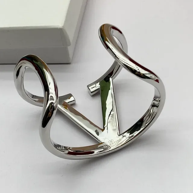 Valentino VLTN Argent et Or Bracelet Ouvert Motif V-Logo 2
