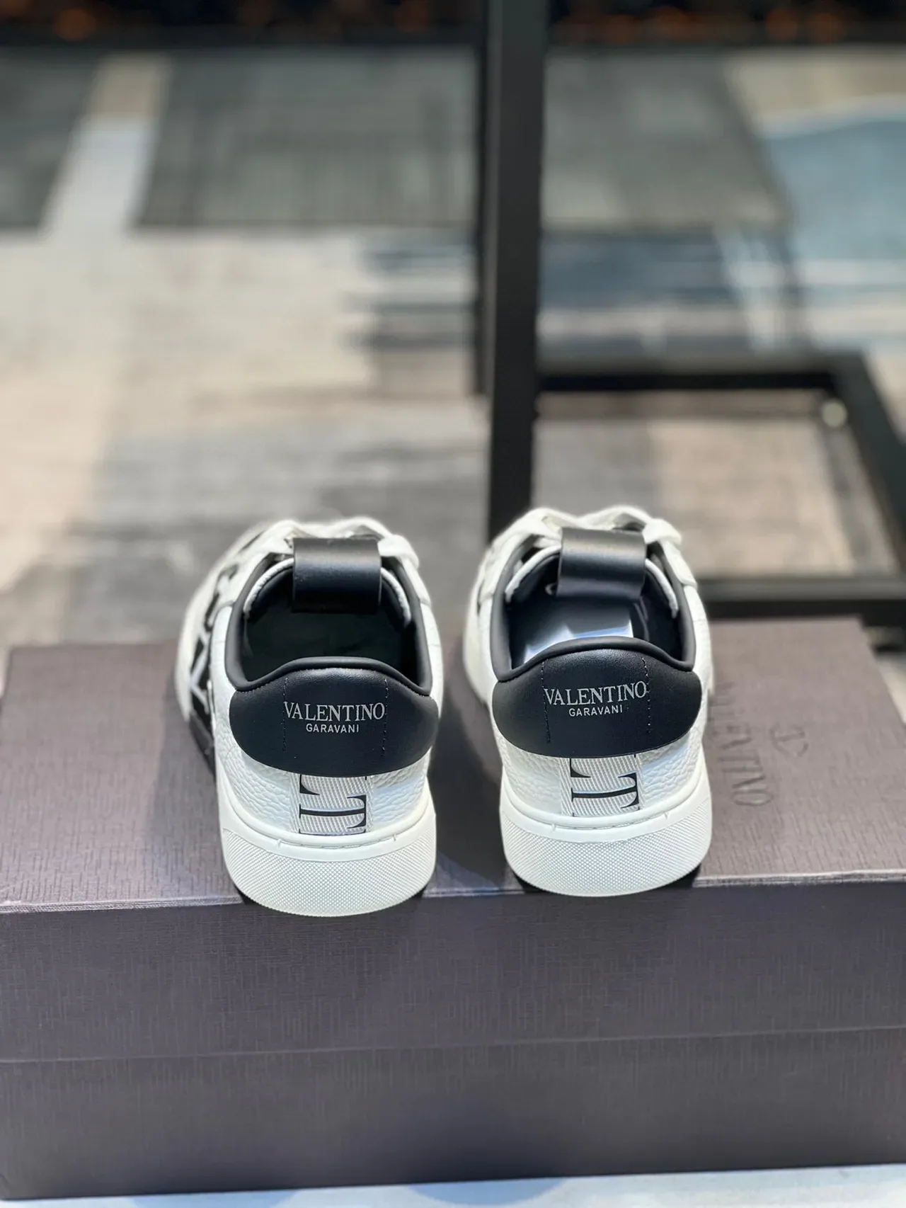 Valentino VLTN basket blanc noir lifestyle basket 2