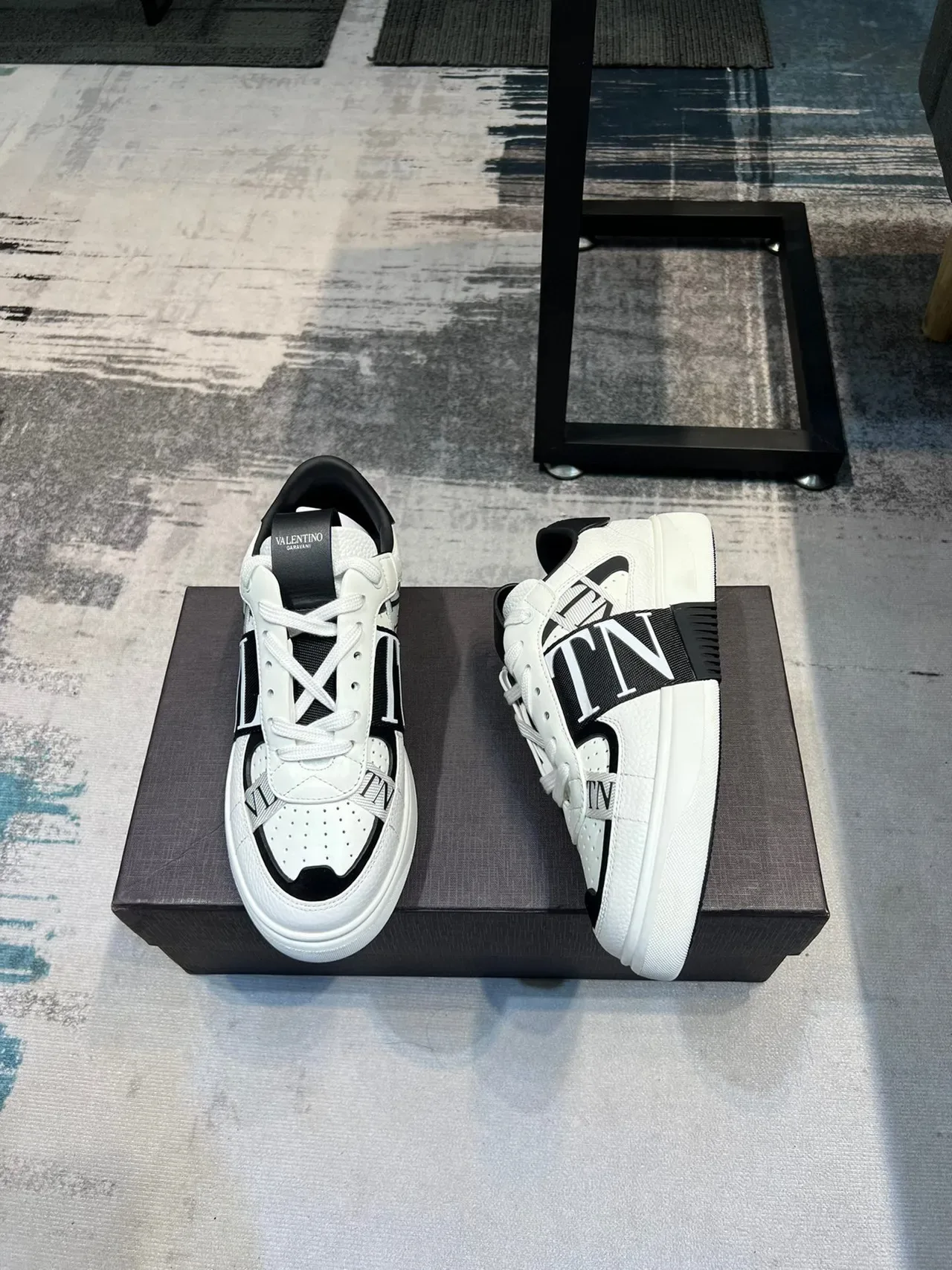 Valentino VLTN basket blanc noir lifestyle basket 3