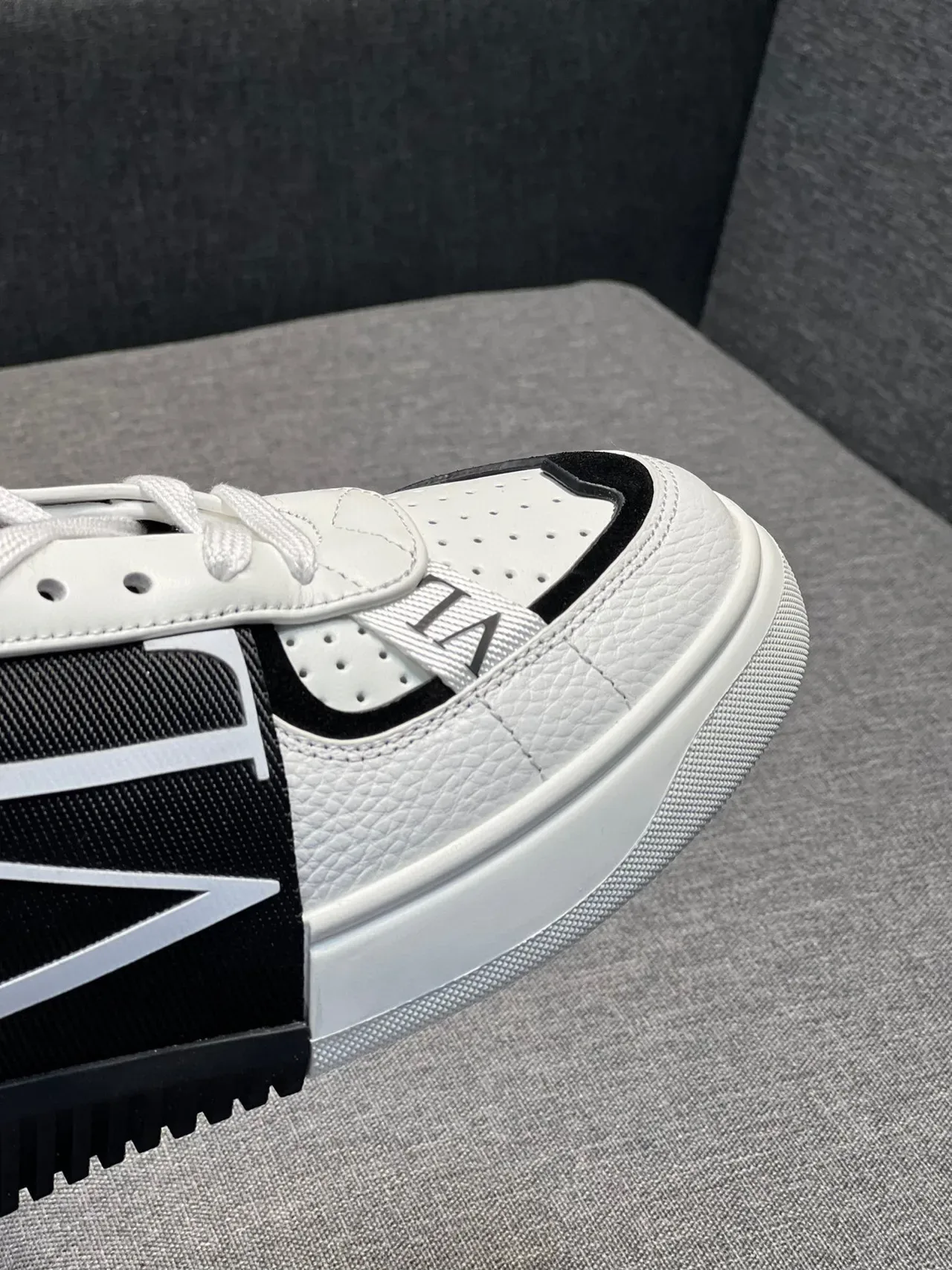 Valentino VLTN basket blanc noir lifestyle basket 4