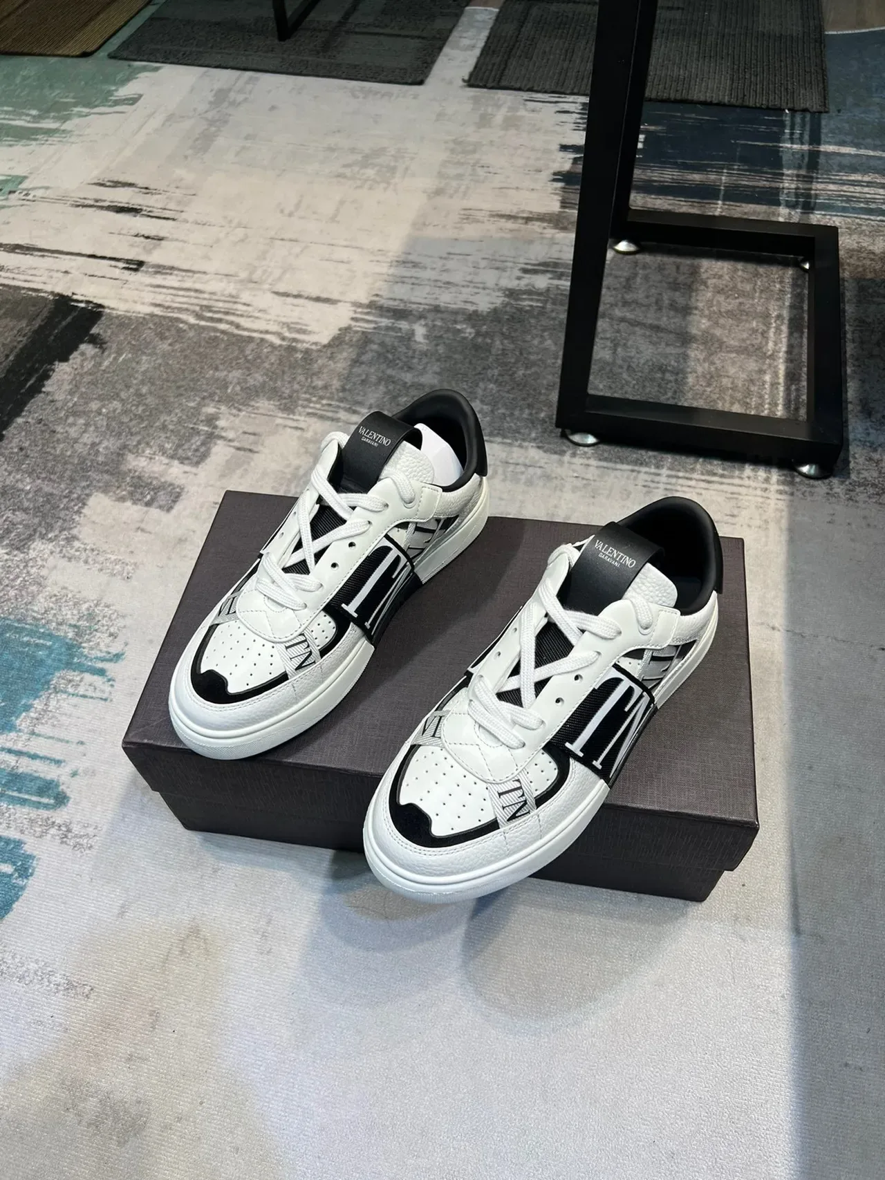 Valentino VLTN basket blanc noir lifestyle basket 5