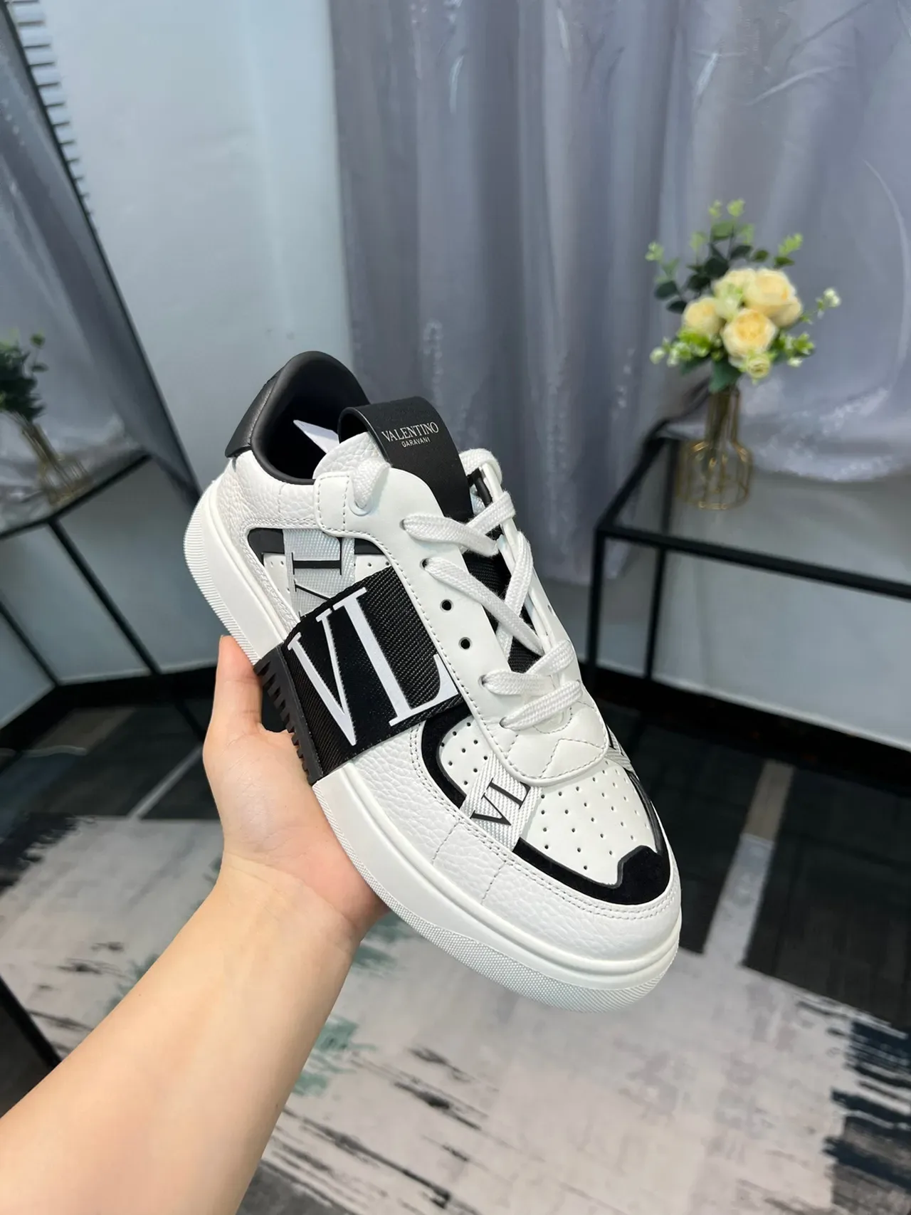 Valentino VLTN basket blanc noir lifestyle basket 6