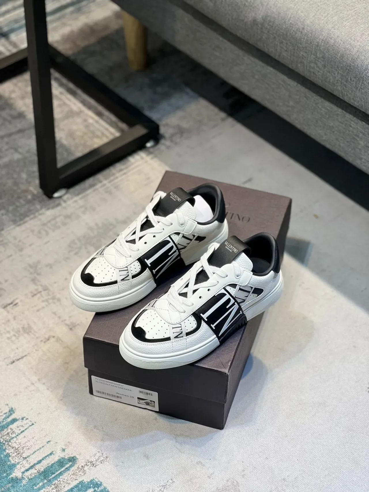 Valentino VLTN basket blanc noir lifestyle basket 7