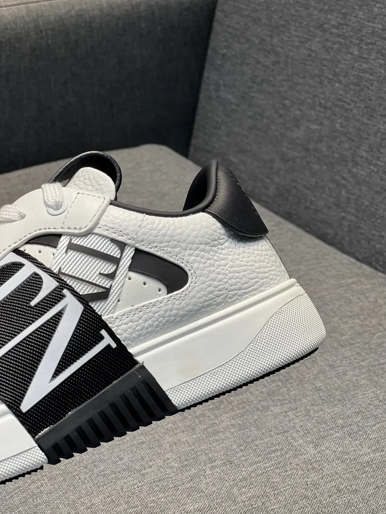 Valentino VLTN basket blanc noir lifestyle basket 8
