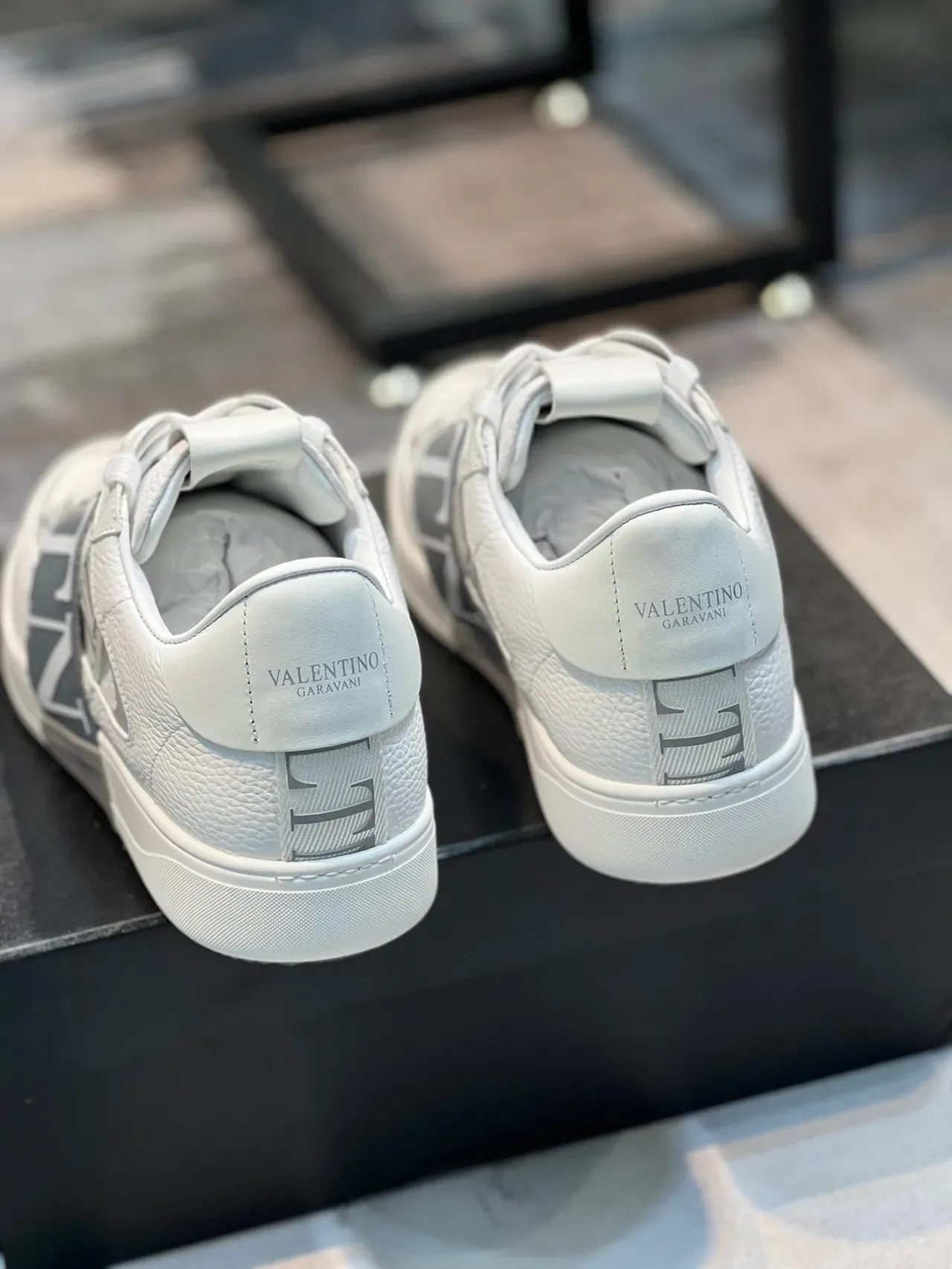 Valentino VLTN سنيكرز لايف ستايل أبيض جلد مع حزام 2