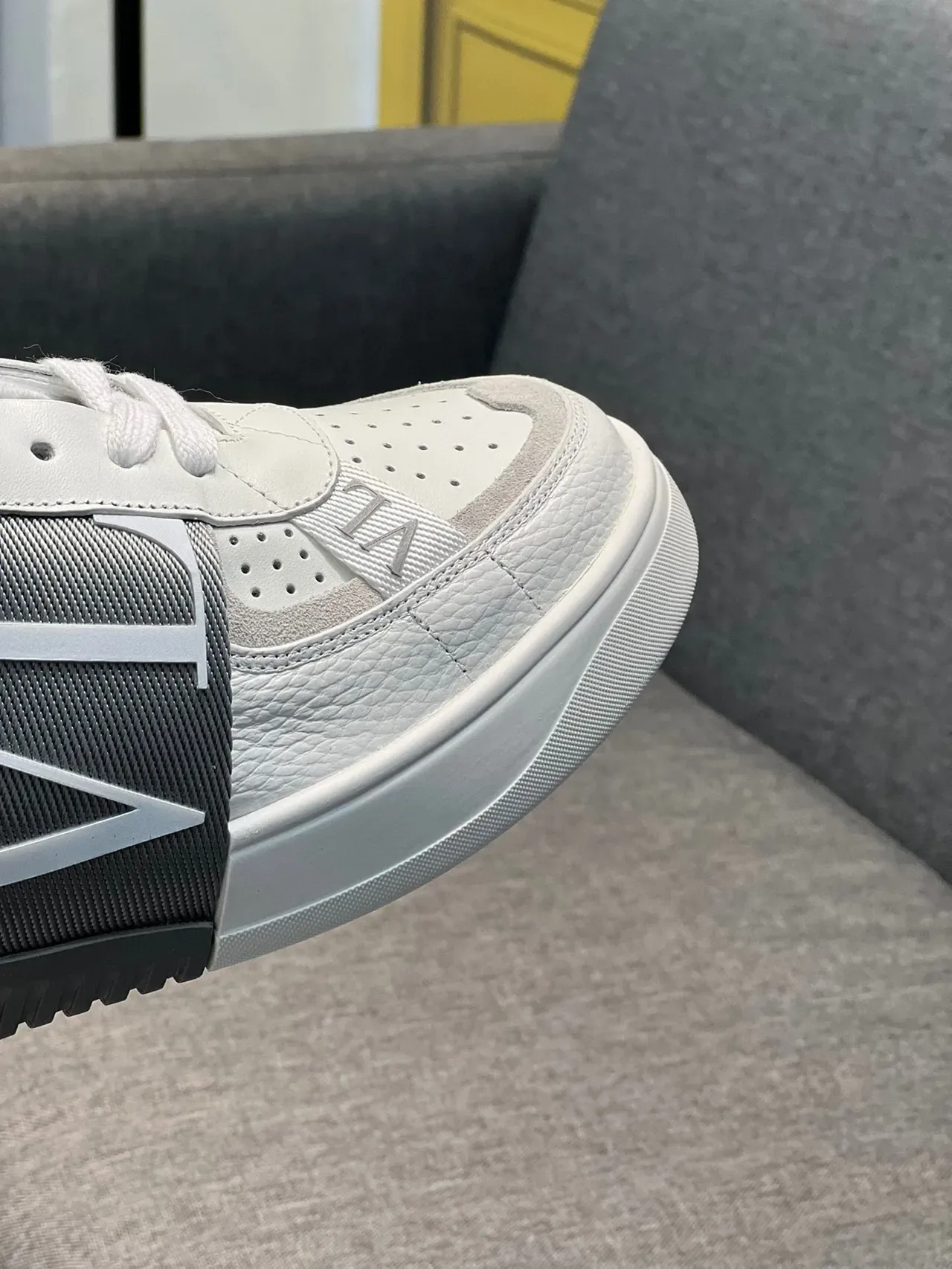Valentino VLTN سنيكرز لايف ستايل أبيض جلد مع حزام 3