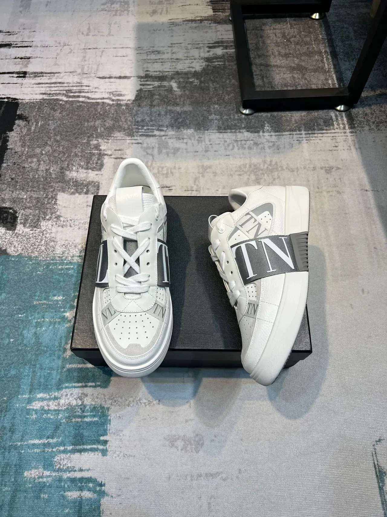 Valentino VLTN سنيكرز لايف ستايل أبيض جلد مع حزام 4