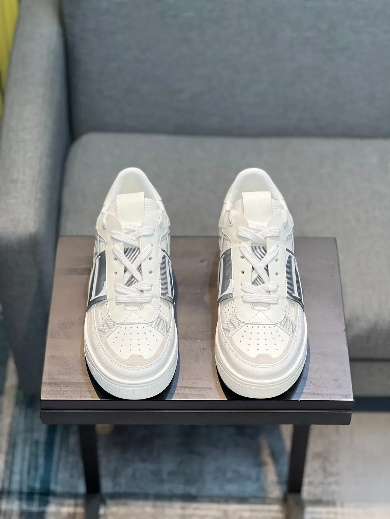 Valentino VLTN سنيكرز لايف ستايل أبيض جلد مع حزام 5