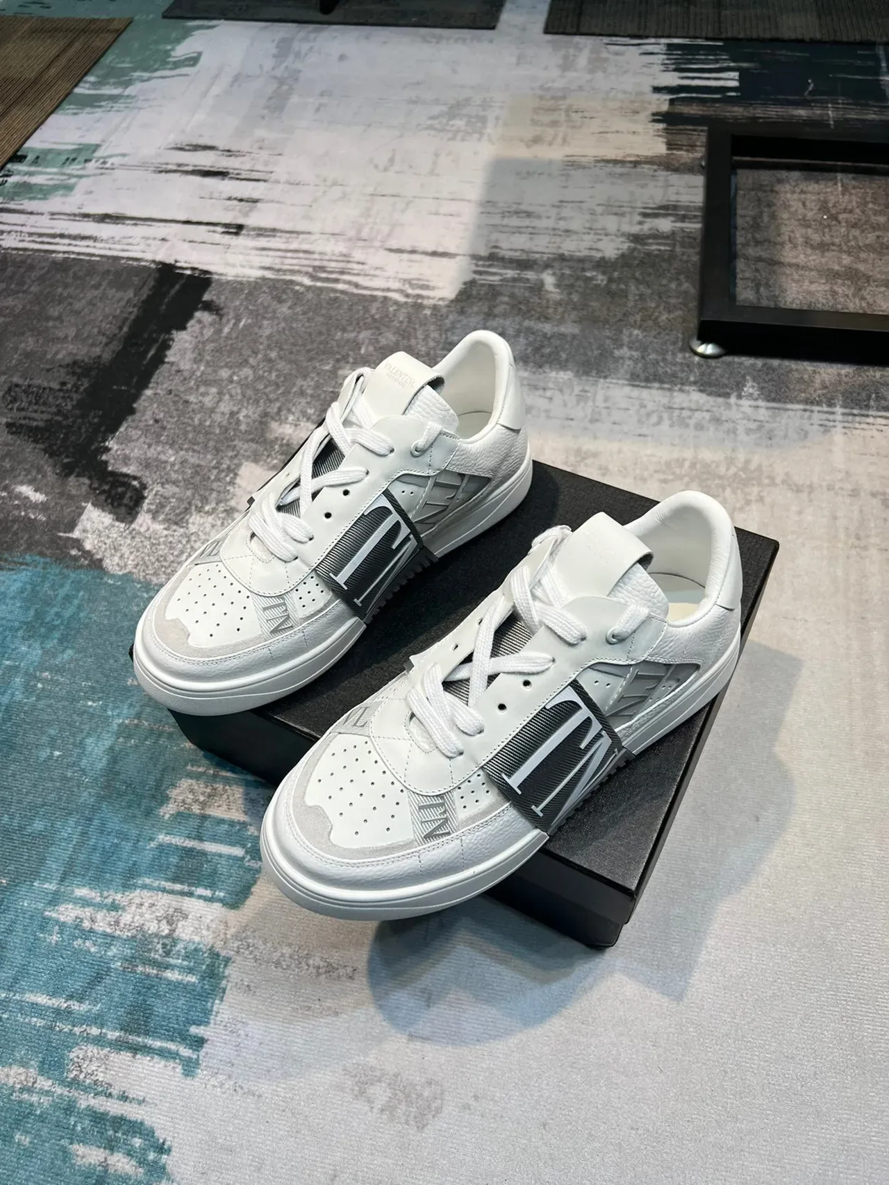 Valentino VLTN سنيكرز لايف ستايل أبيض جلد مع حزام 6