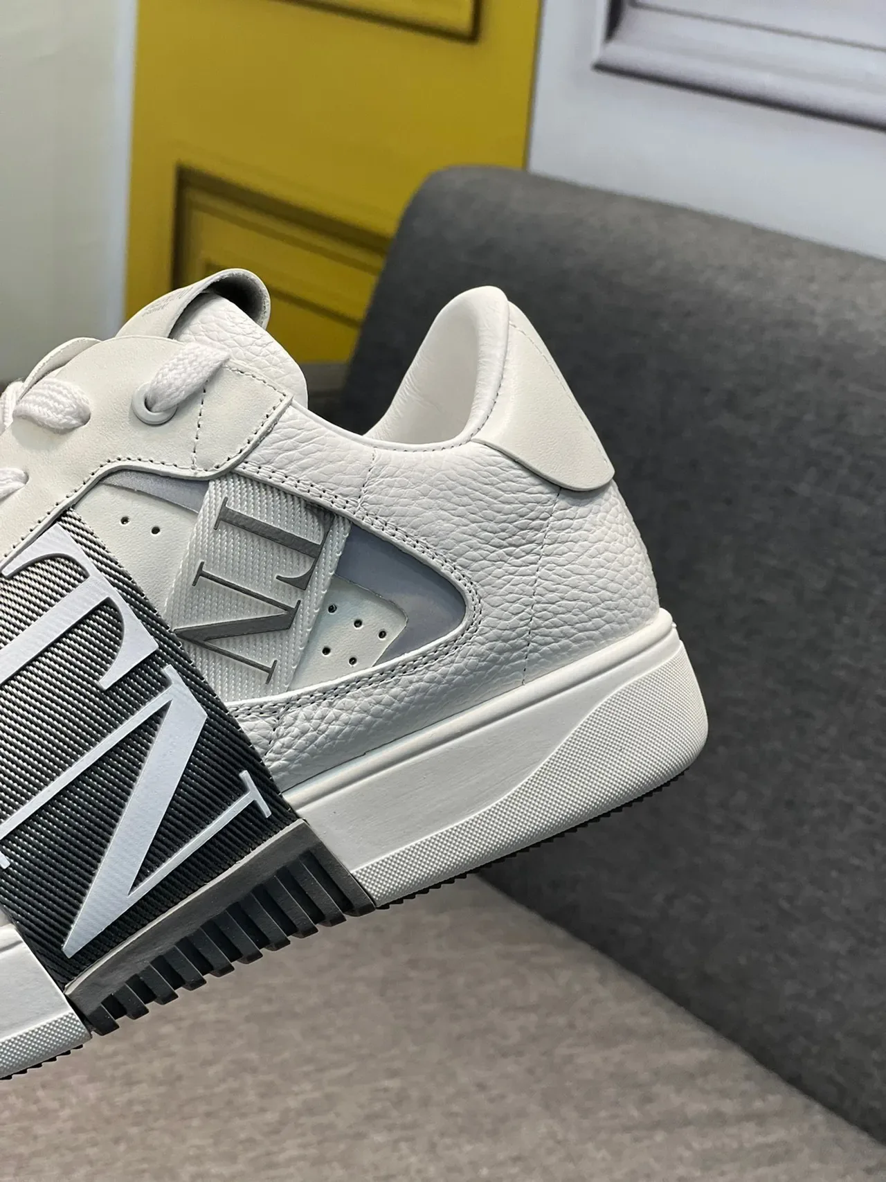 Valentino VLTN سنيكرز لايف ستايل أبيض جلد مع حزام 7