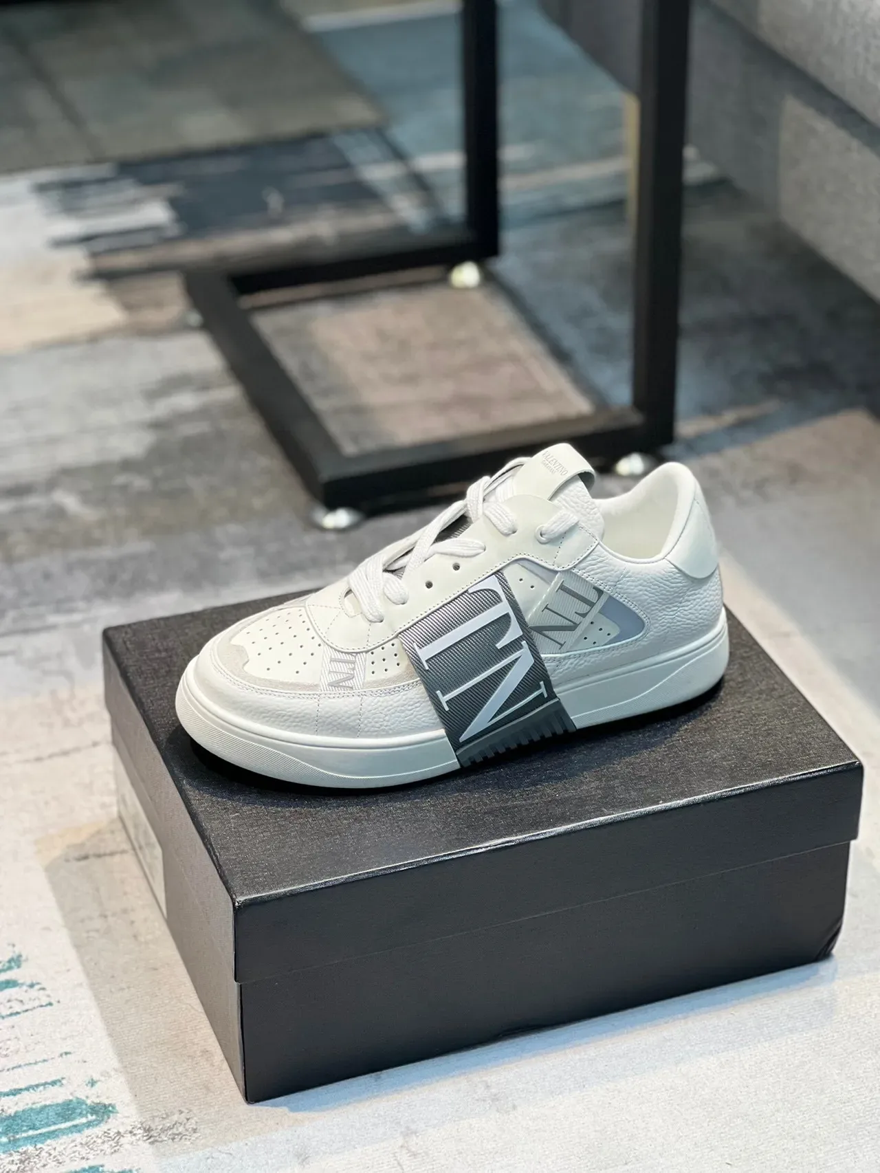Valentino VLTN سنيكرز لايف ستايل أبيض جلد مع حزام 9
