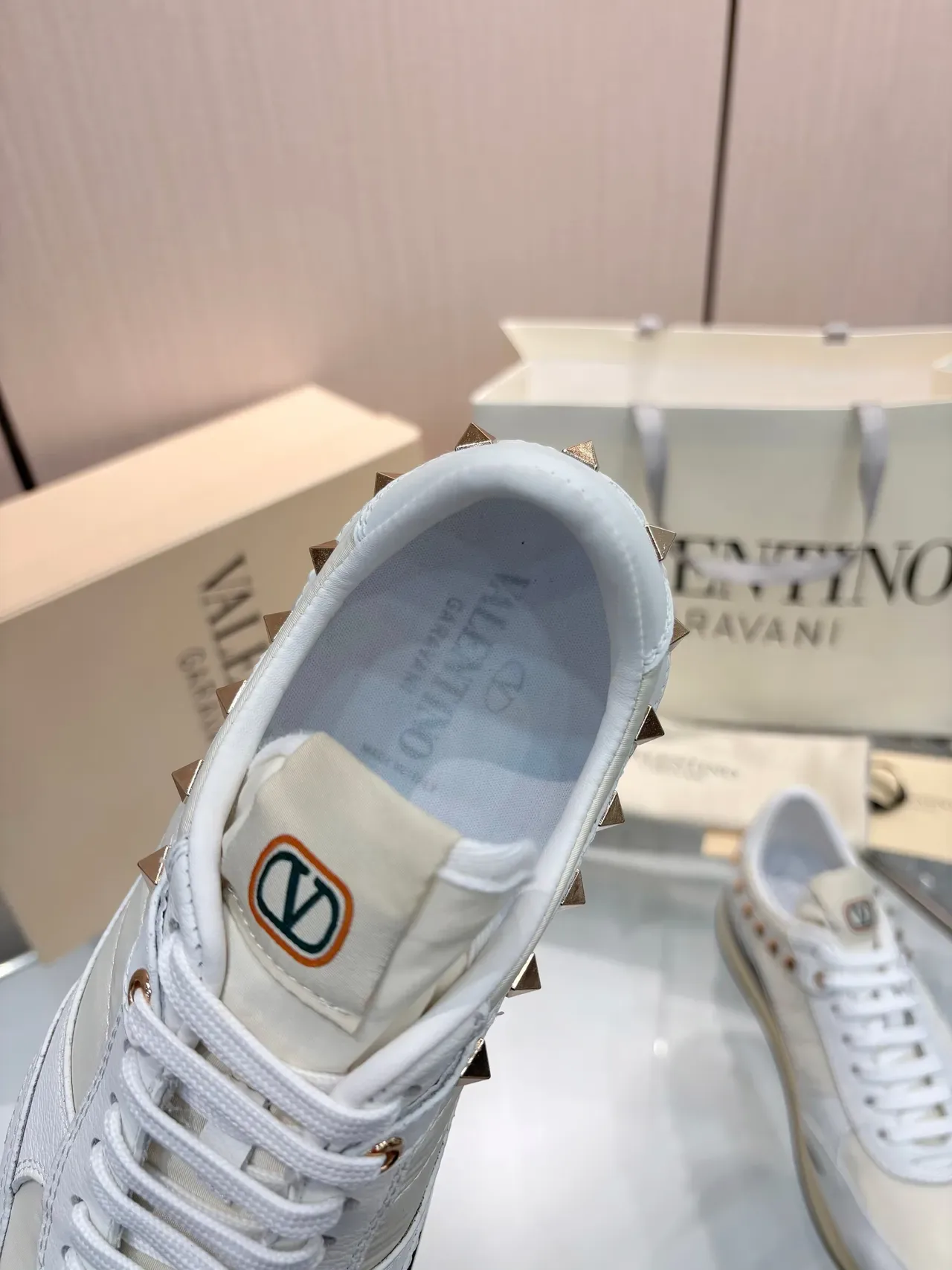 Valentino baskets lifestyle blanc et beige low-top avec clous 2