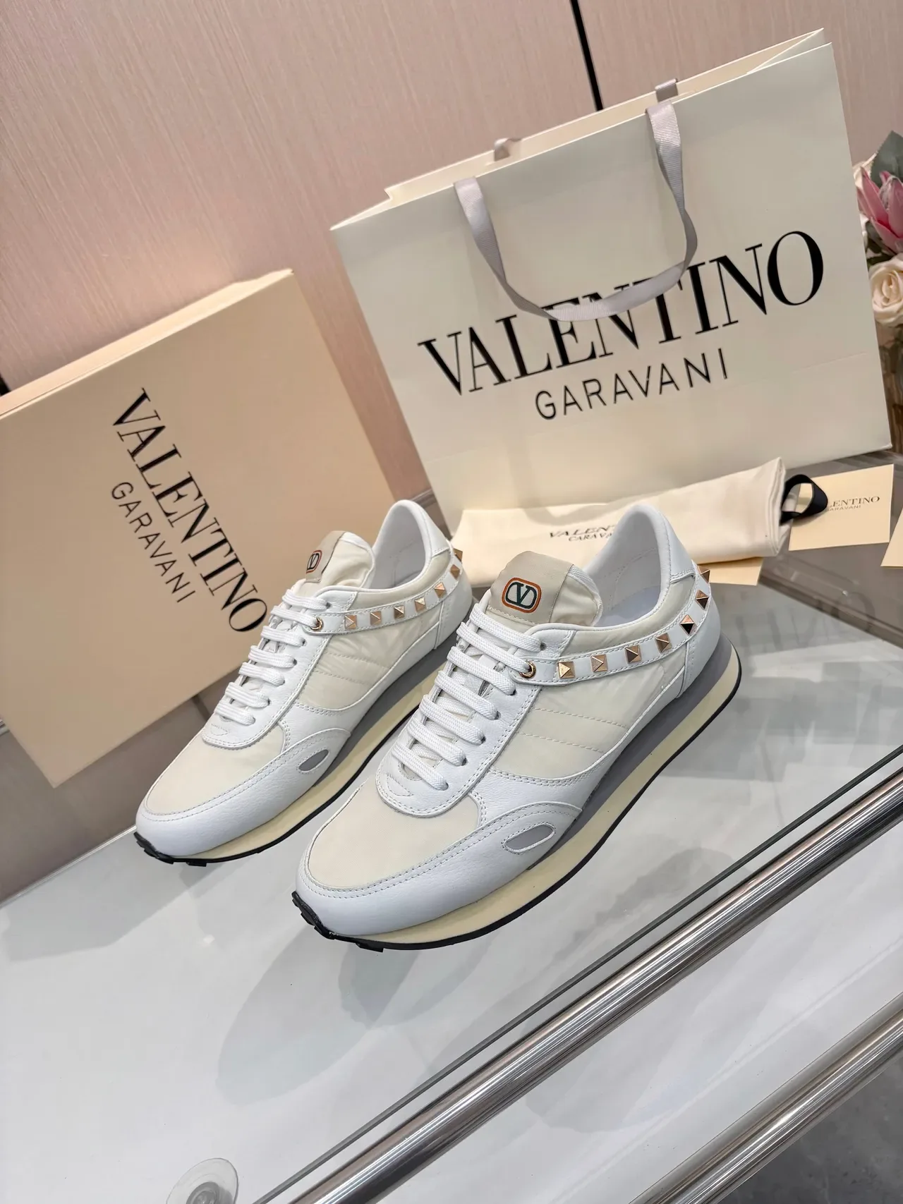 Valentino baskets lifestyle blanc et beige low-top avec clous 3