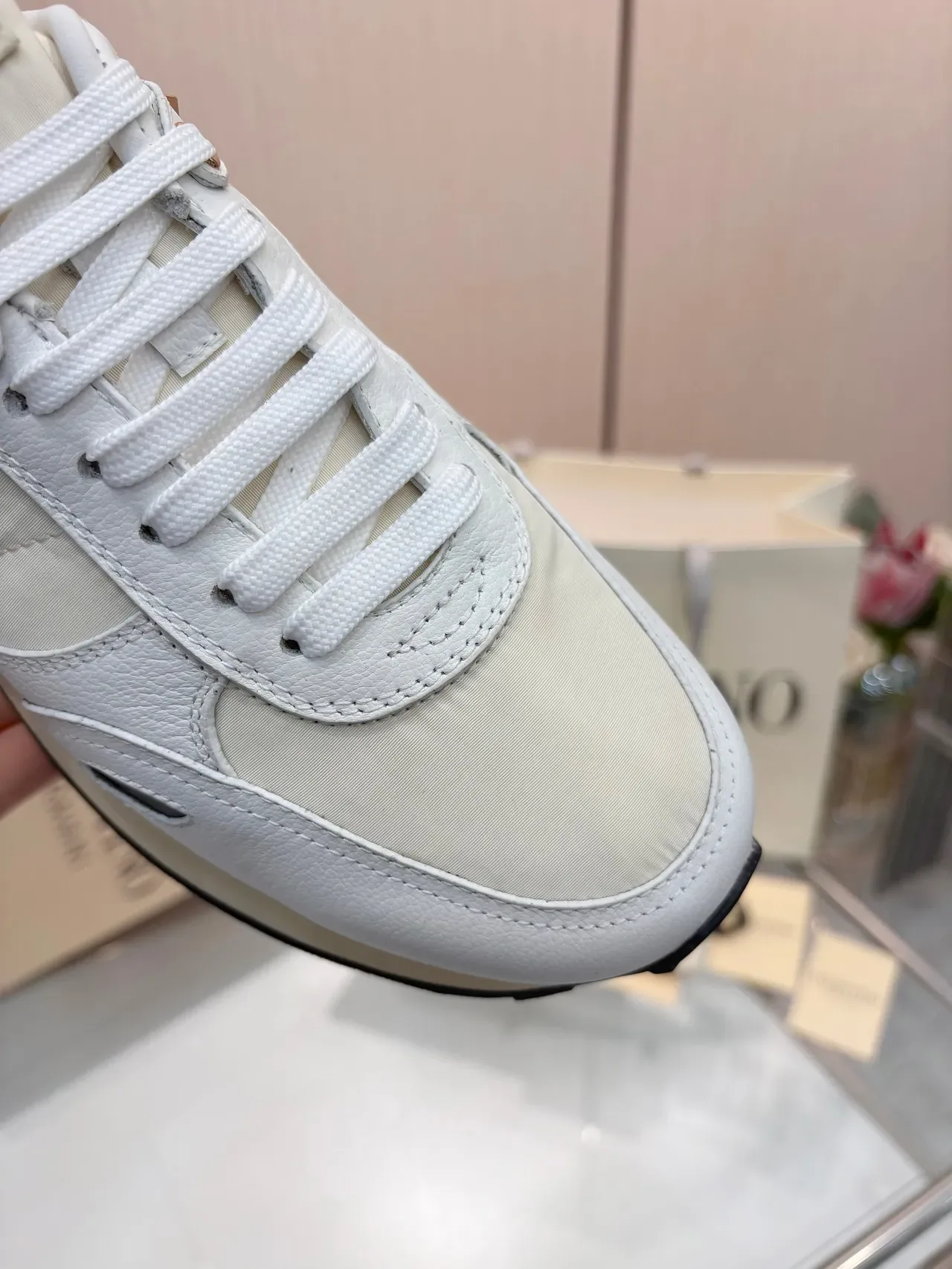 Valentino baskets lifestyle blanc et beige low-top avec clous 4