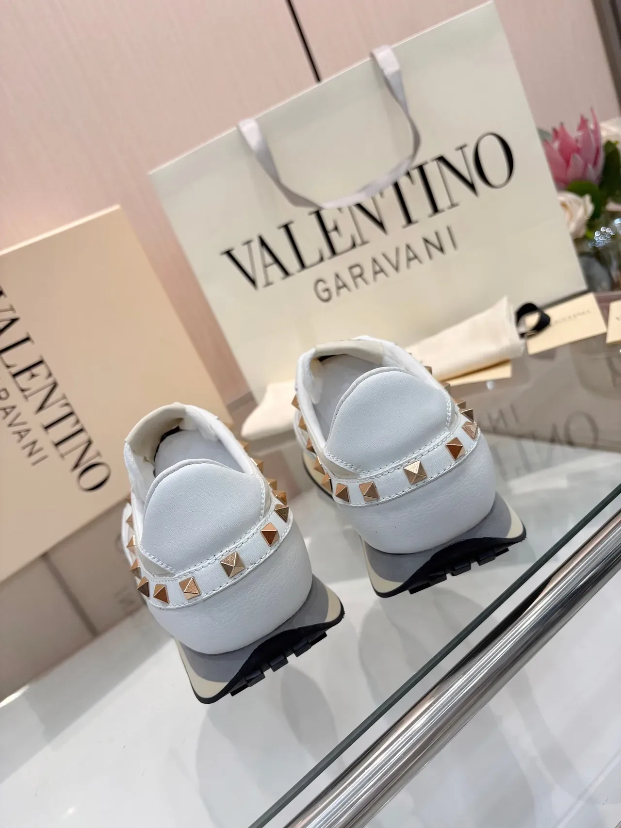 Valentino baskets lifestyle blanc et beige low-top avec clous 5