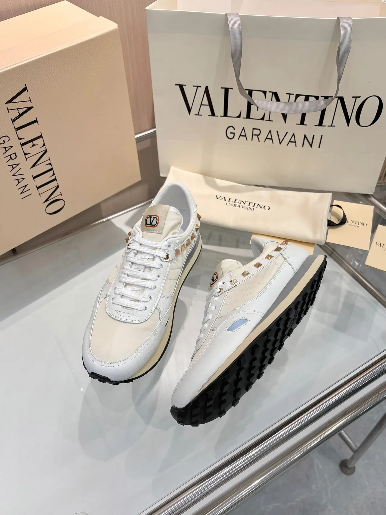 Valentino baskets lifestyle blanc et beige low-top avec clous 6