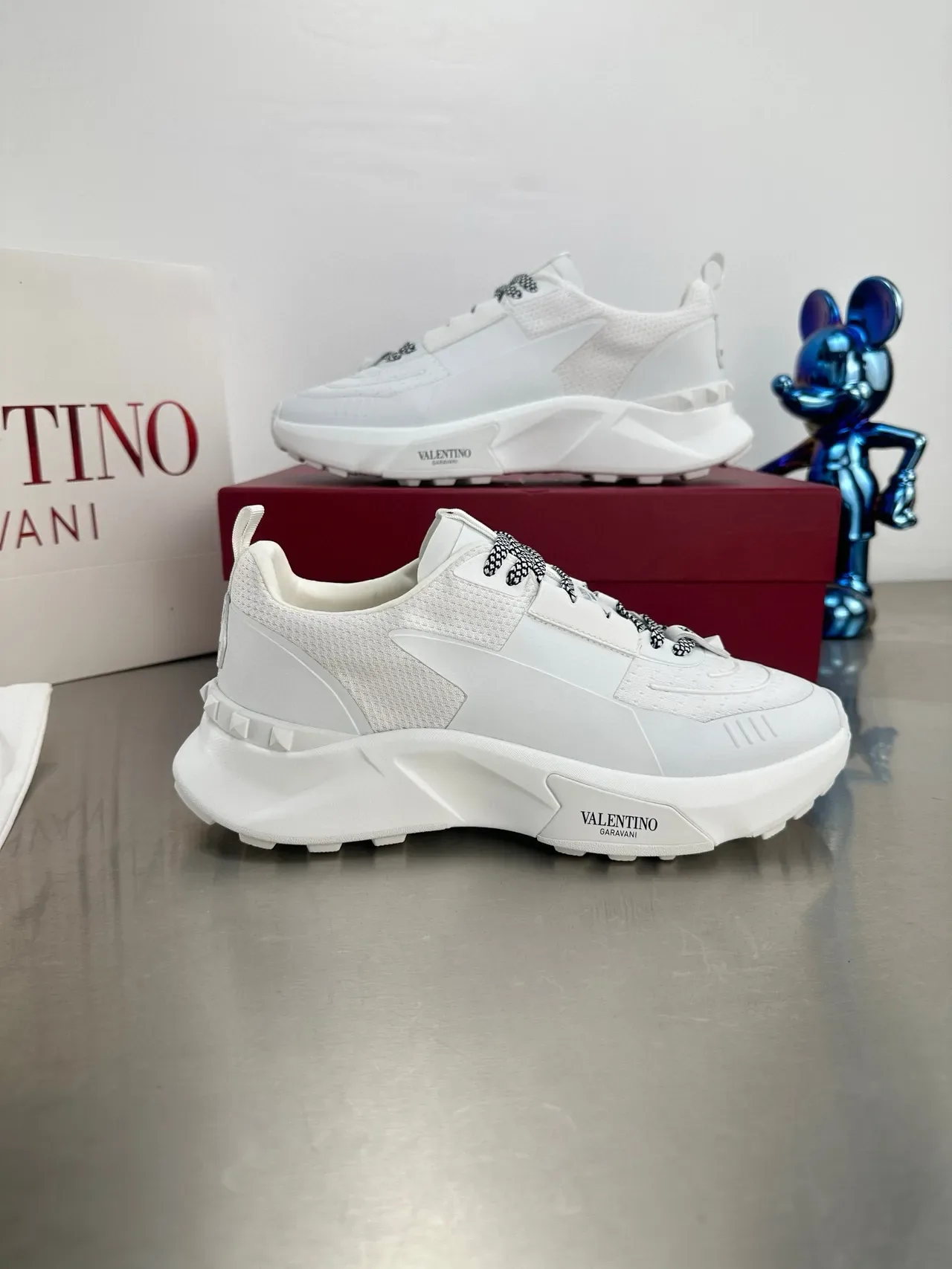 Valentino Blanc Noir Monochrome Haut en Maille Perforée Sneakers Lifestyle 4