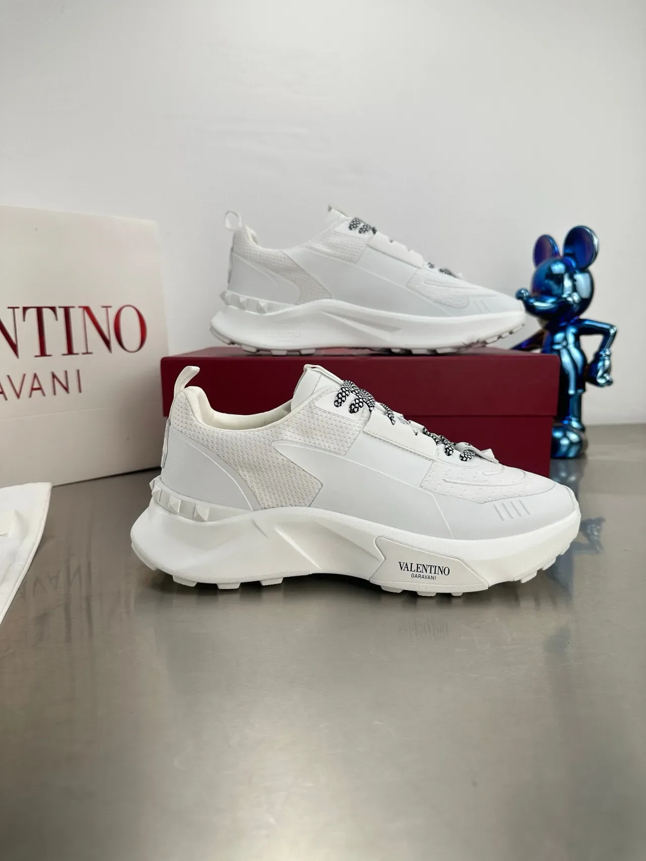 Valentino Blanc Noir Monochrome Haut en Maille Perforée Sneakers Lifestyle 5