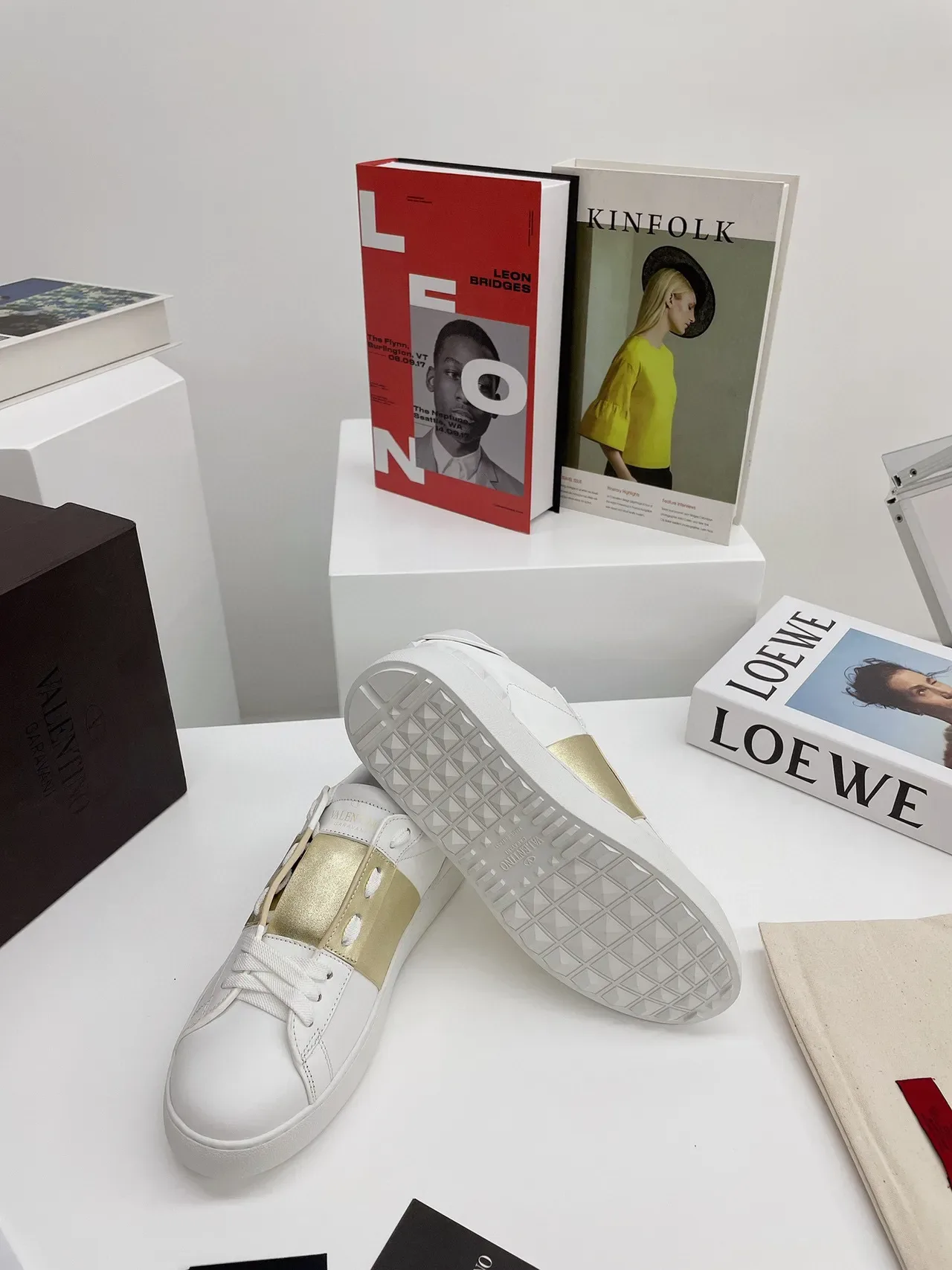 Valentino Tênis Lifestyle de Couro Branco Dourado com Alça Metálica 2