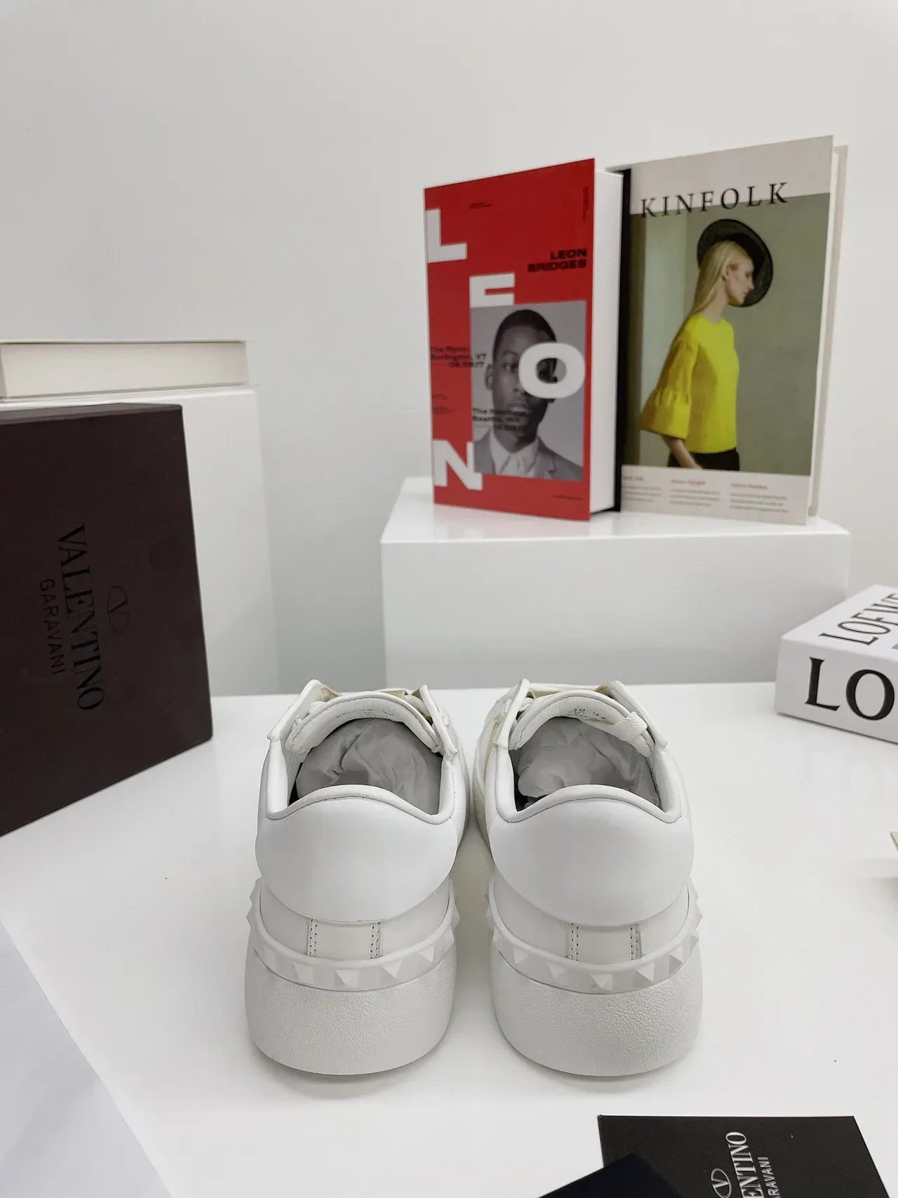 Valentino Tênis Lifestyle de Couro Branco Dourado com Alça Metálica 3
