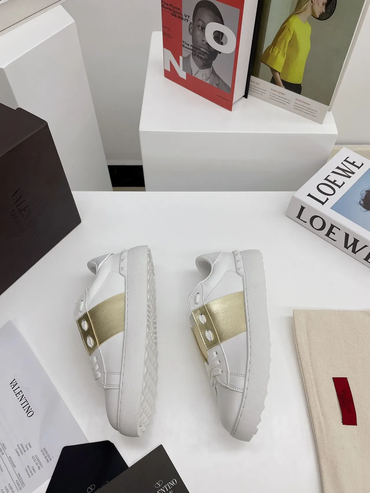 Valentino Tênis Lifestyle de Couro Branco Dourado com Alça Metálica 4