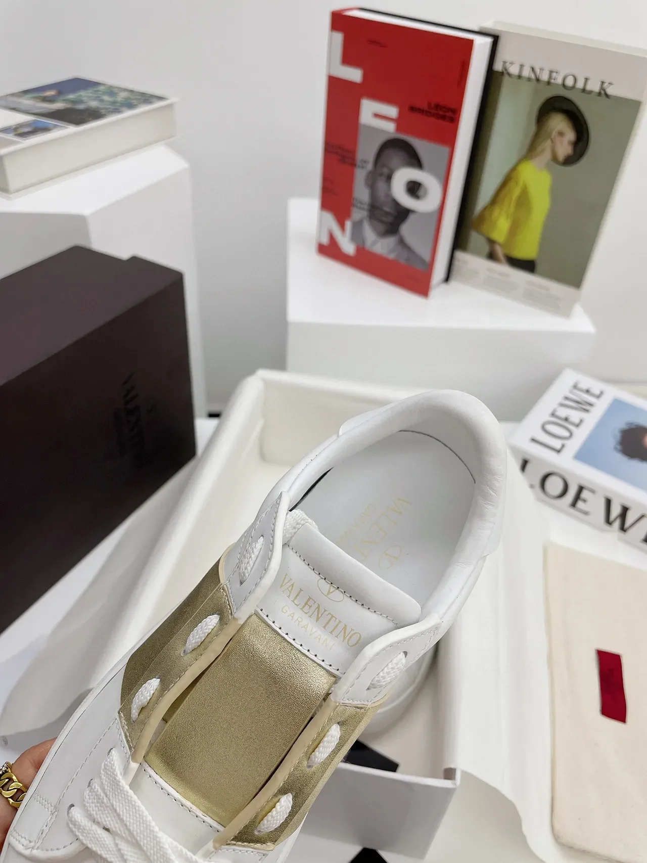 Valentino Tênis Lifestyle de Couro Branco Dourado com Alça Metálica 5