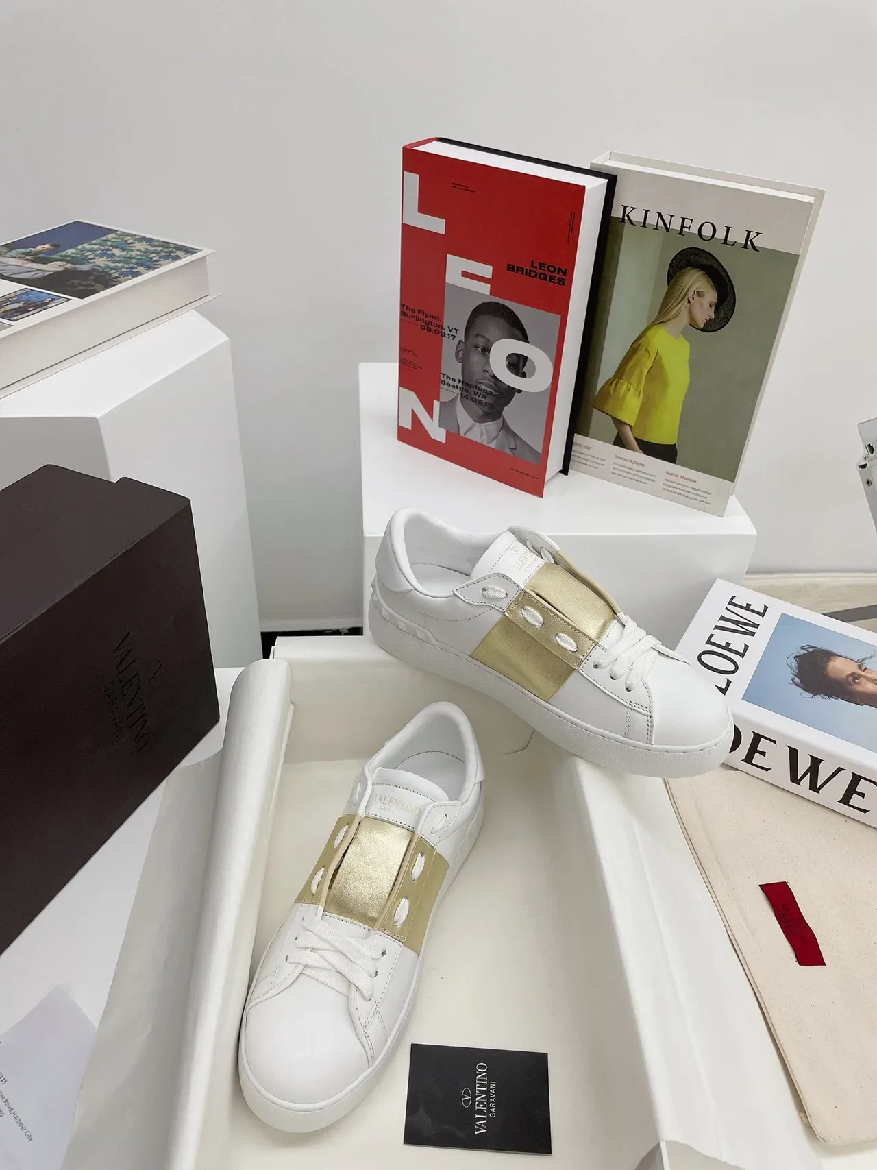 Valentino Tênis Lifestyle de Couro Branco Dourado com Alça Metálica 6