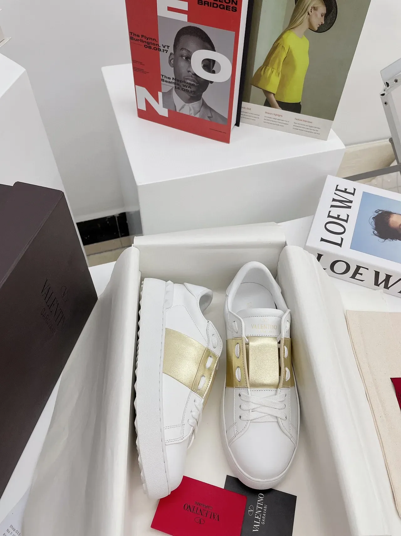 Valentino Tênis Lifestyle de Couro Branco Dourado com Alça Metálica 7