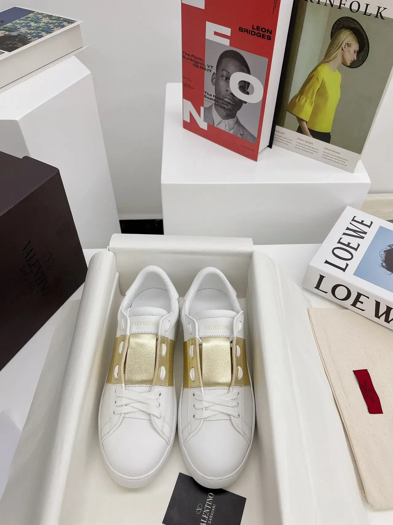 Valentino Tênis Lifestyle de Couro Branco Dourado com Alça Metálica 8
