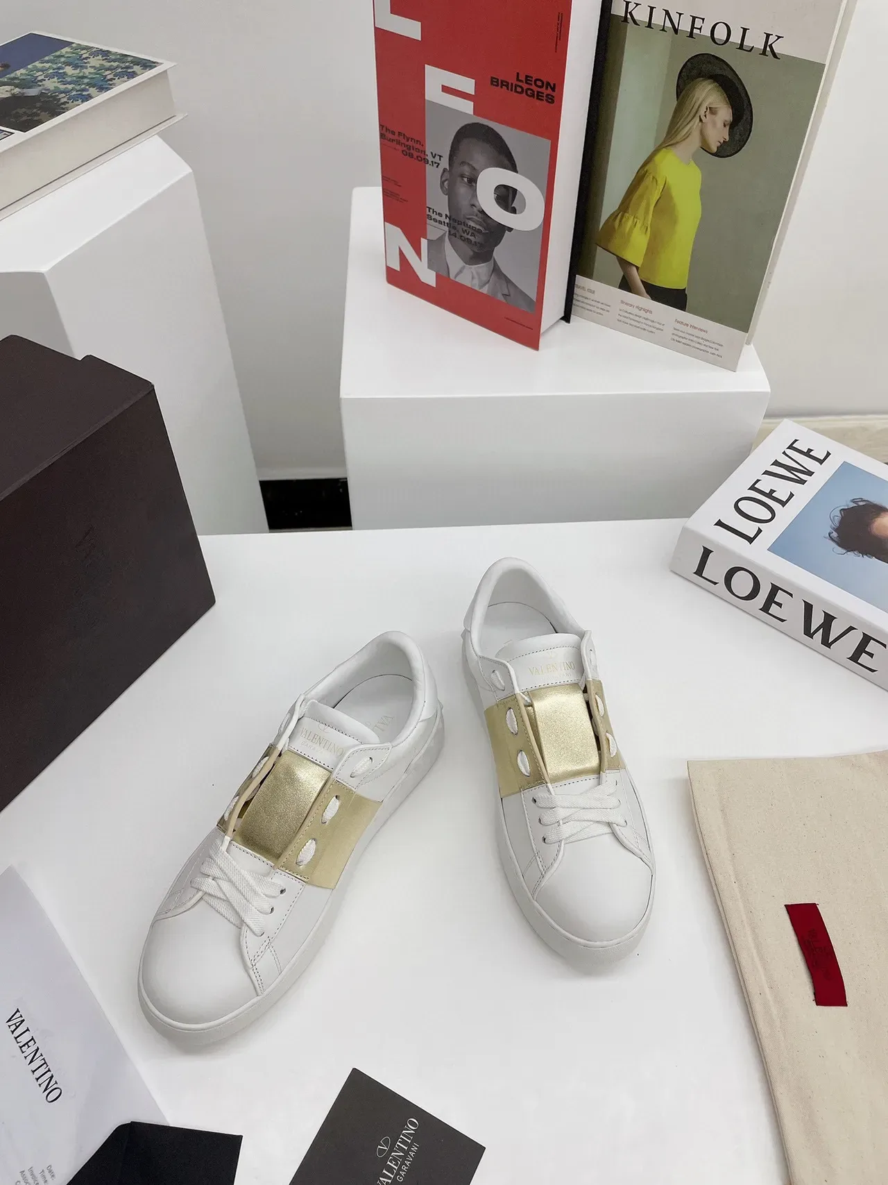 Valentino Tênis Lifestyle de Couro Branco Dourado com Alça Metálica 9