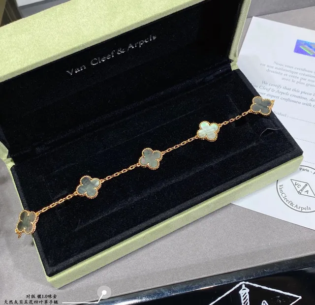 Van Cleef & Arpels Alhambra Trébol de Cinco Folhas Madreperla e Pulseiras de Ouro 2