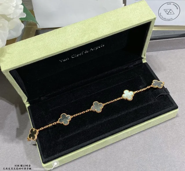 Van Cleef & Arpels Alhambra Trébol de Cinco Folhas Madreperla e Pulseiras de Ouro 3
