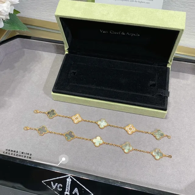 Van Cleef & Arpels Alhambra Trébol de Cinco Folhas Madreperla e Pulseiras de Ouro 4