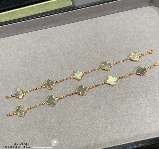 Van Cleef & Arpels Alhambra Trébol de Cinco Folhas Madreperla e Pulseiras de Ouro 5