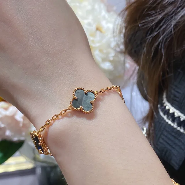 Van Cleef & Arpels Alhambra Trébol de Cinco Folhas Madreperla e Pulseiras de Ouro 8