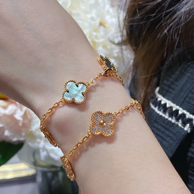 Van Cleef & Arpels Alhambra Trébol de Cinco Folhas Madreperla e Pulseiras de Ouro 9
