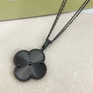 Van Cleef & Arpels Alhambra काला इनेमल क्वाट्रेफॉइल पेंडेंट नेकलेस