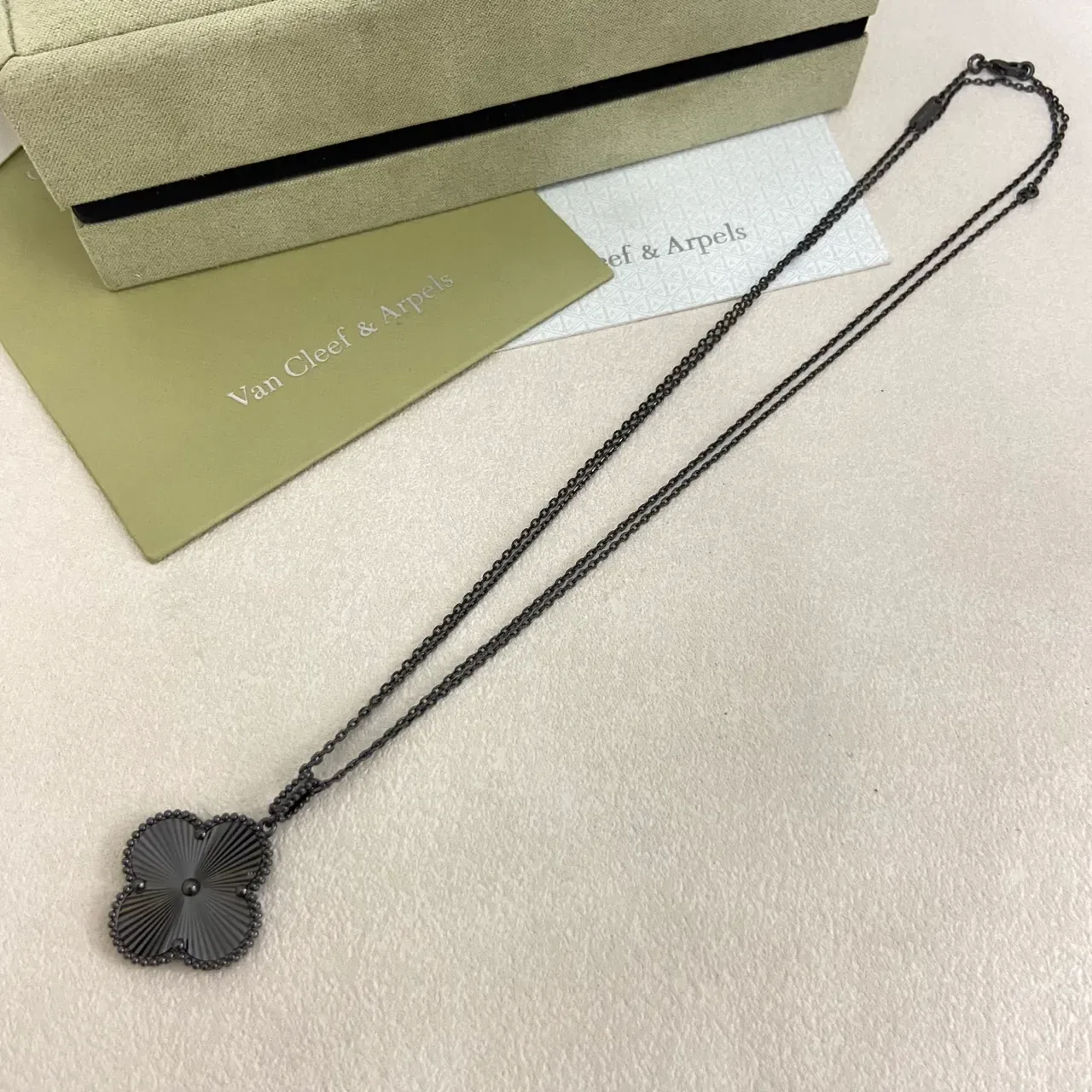Van Cleef & Arpels Alhambra काला इनेमल क्वाट्रेफॉइल पेंडेंट नेकलेस 2