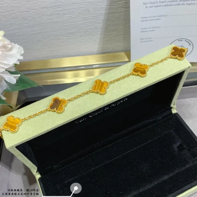 Van Cleef & Arpels Alhambra Pulseira de Ouro Cinco Motivos Olho de Tigre 8