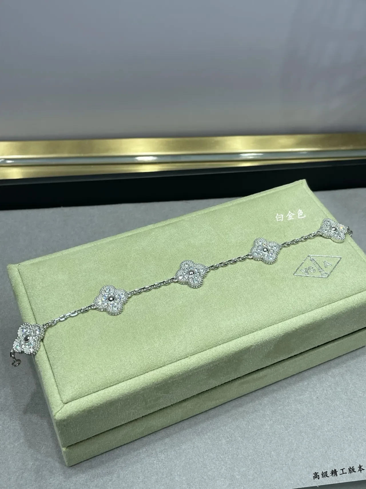 Van Cleef & Arpels Alhambra الكليل ذو الأوراق الأربعة Pavé سوار 4