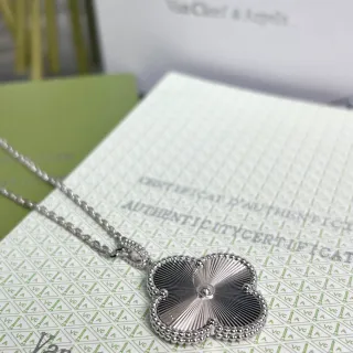 Van Cleef & Arpels Alhambra Collier pendentif trèfle à quatre feuilles