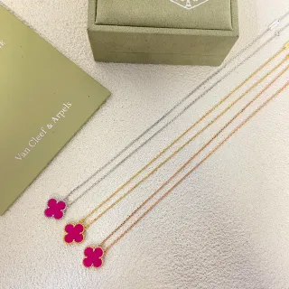 Van Cleef & Arpels Alhambra Émail Magenta Trèfle à Quatre Feuilles Collier Pendentif
