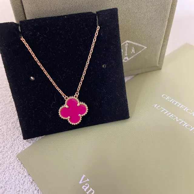 Van Cleef & Arpels Alhambra Émail Magenta Trèfle à Quatre Feuilles Collier Pendentif 2