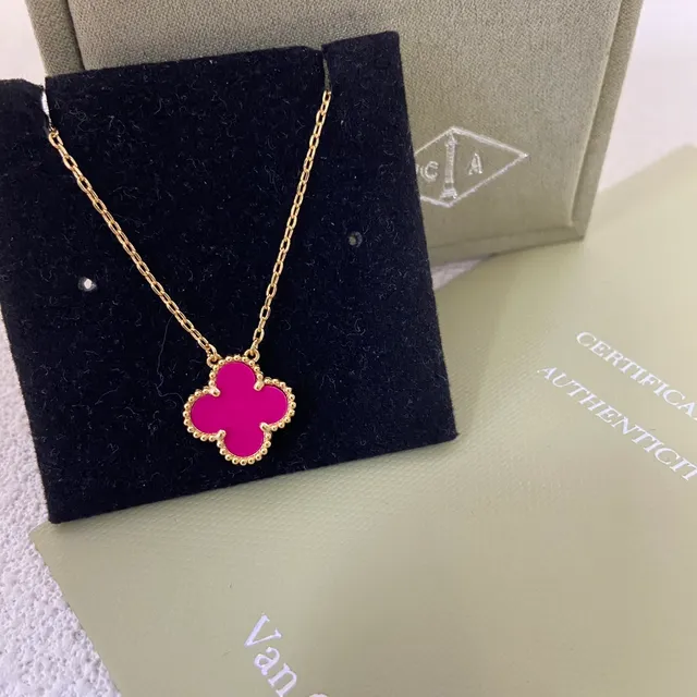 Van Cleef & Arpels Alhambra Émail Magenta Trèfle à Quatre Feuilles Collier Pendentif 3