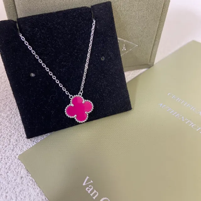 Van Cleef & Arpels Alhambra Émail Magenta Trèfle à Quatre Feuilles Collier Pendentif 4