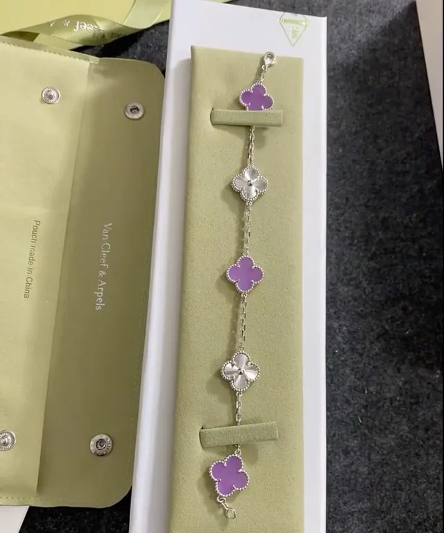 Van Cleef & Arpels Alhambra Pulseras de Esmalte Púrpura Trébol de Cuatro Hojas 3