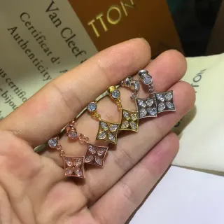 Van Cleef & Arpels الألھمبرا كواتر فويل بافيه أقراط